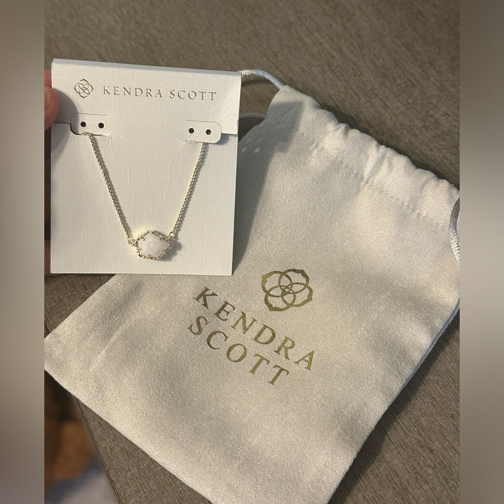 Kendra Scott necklace
